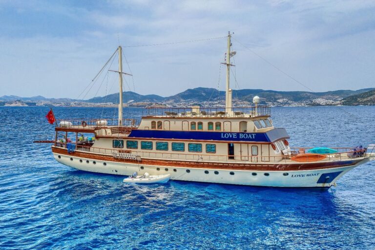 Motor Sailor LOVE BOAT
