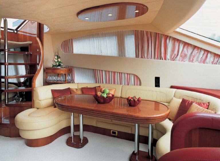 MOTOR YACHT IRIS - Formal dining