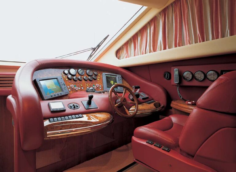 MOTOR YACHT IRIS - Helm station