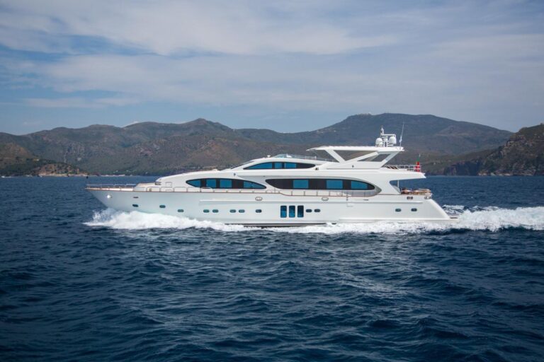 Motor Yacht MADNESS - Cruising