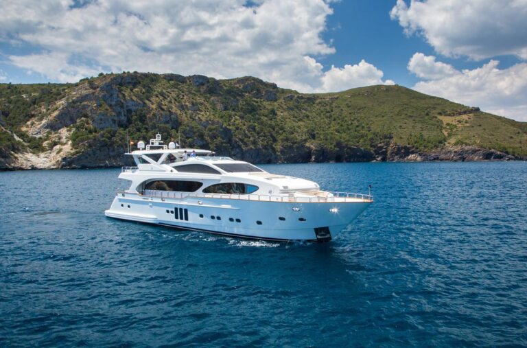 Motor Yacht MADNESS - Underway