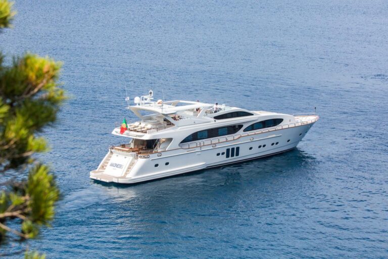 Motor Yacht MADNESS - Stern view