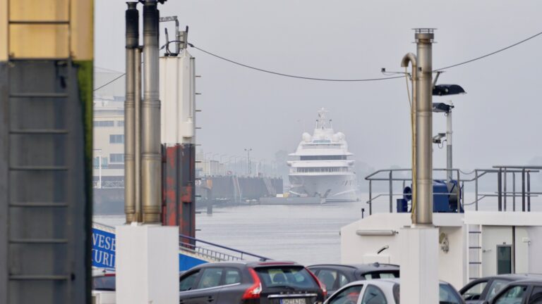 Mega Yacht QUANTUM BLUE Arriving At Lurssen - Photo DrDuu
