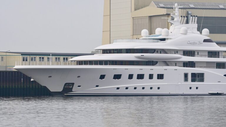 QUANTUM BLUE At Lurssen - Photo DrDuu