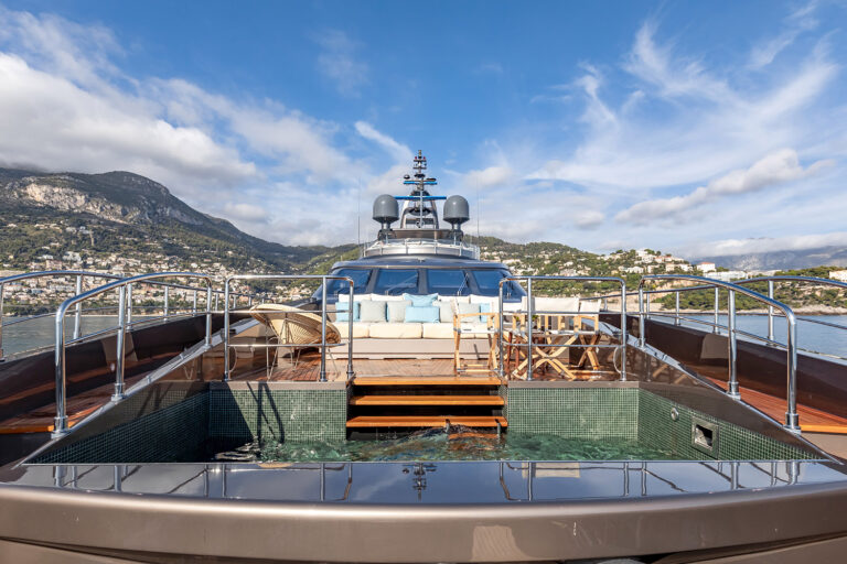 MRS L Exterior - Foredeck jacuzzi