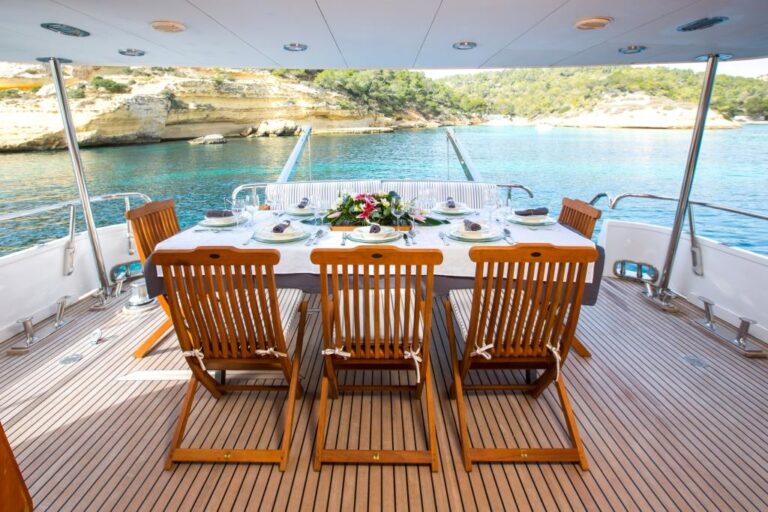 MY ACE SIX - Alfresco dining aft deck