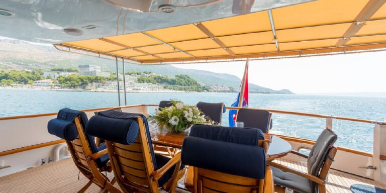 Aft deck dining