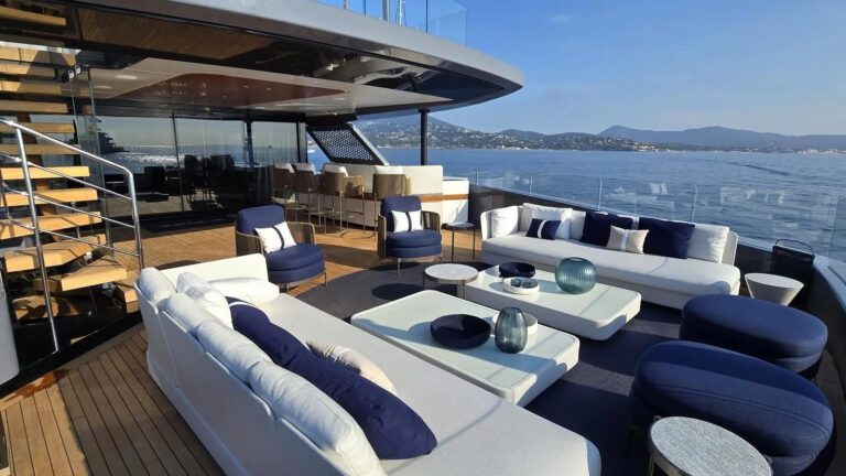 Bridge Deck Lounge