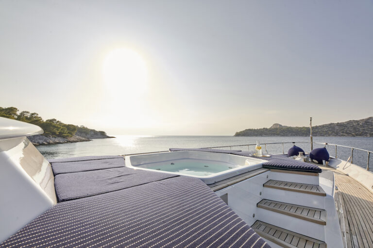 Jacuzzi With Sun Pads