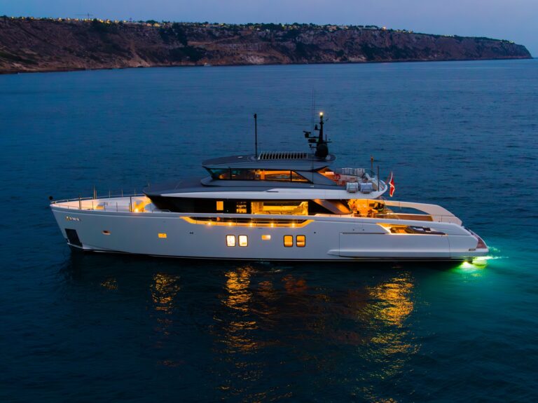Luxury Yacht ON TIME