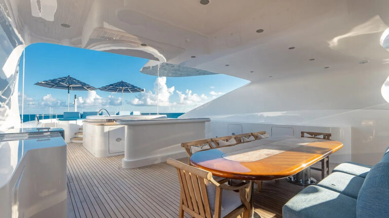 Sun deck dining