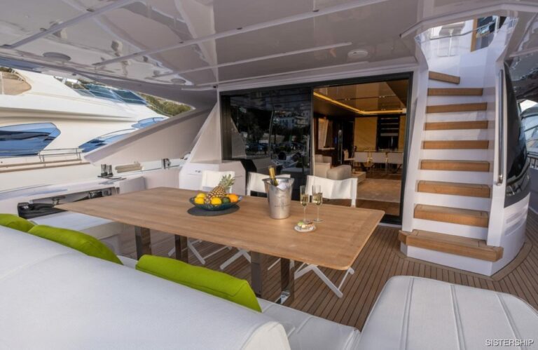 Exterior Relaxation Area With Dining 01