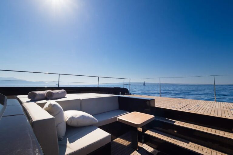 Foredeck Sunken Lounge