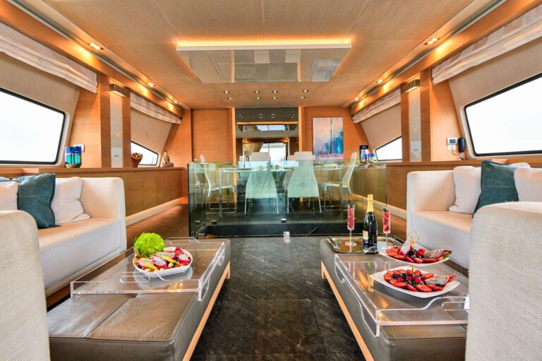 Saloon With Dining Area