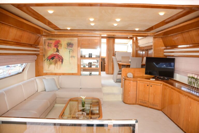 Spacious Saloon