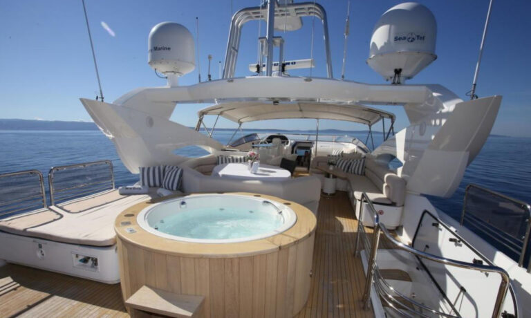 Sun Deck With Jacuzzi