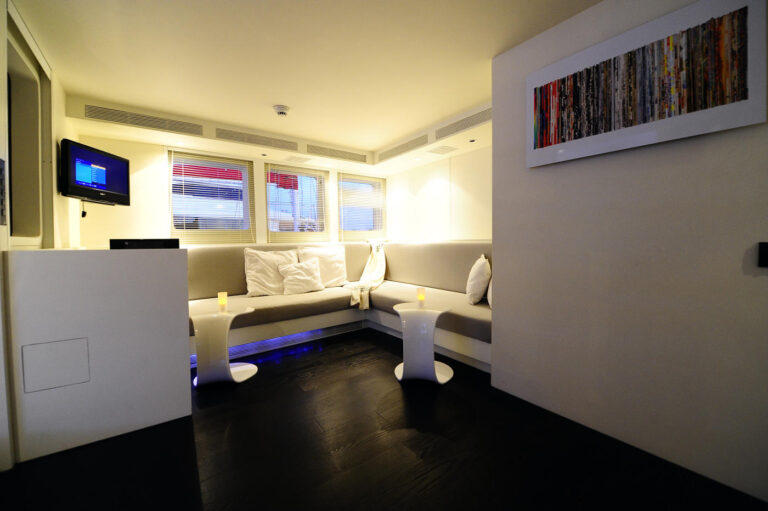 MY BERZINC - Upper deck lounge