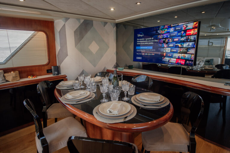 Main salon dining