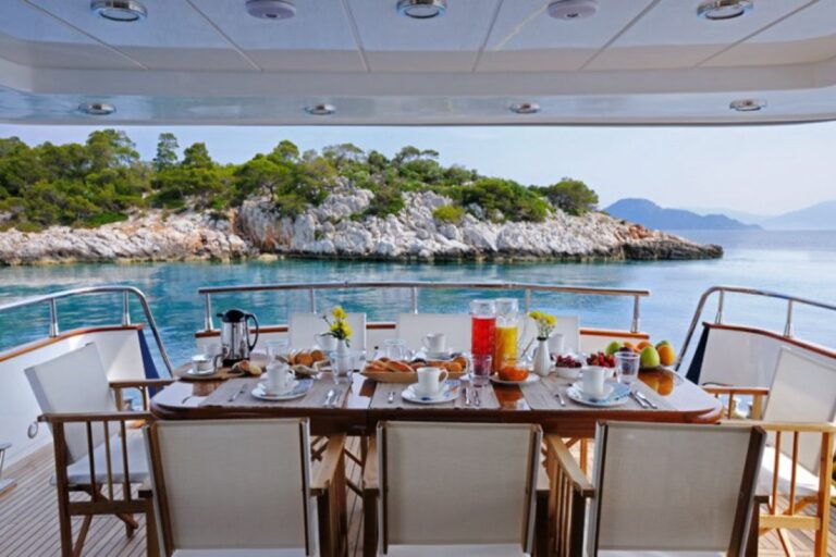 Aft Alfresco Dining Area
