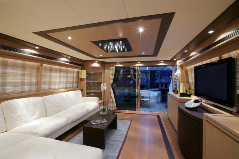 MY BLUE ANGEL - Salon view aft
