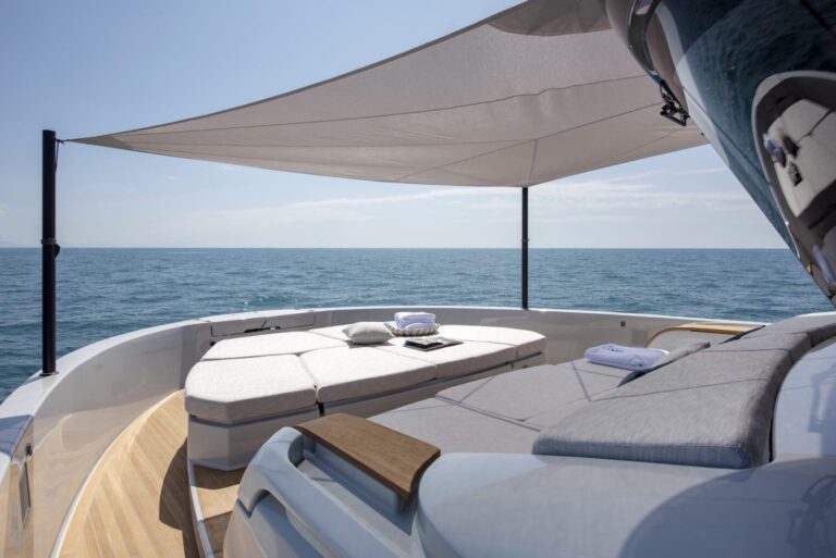 Foredeck lounge