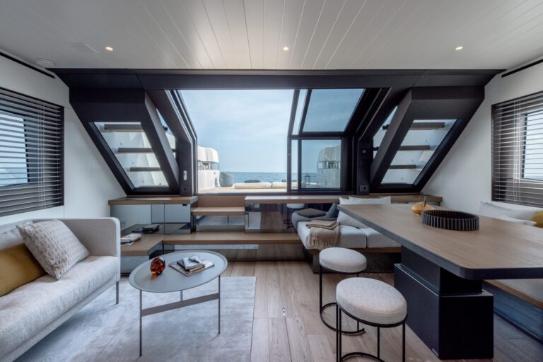 Main Salon (sistership)
