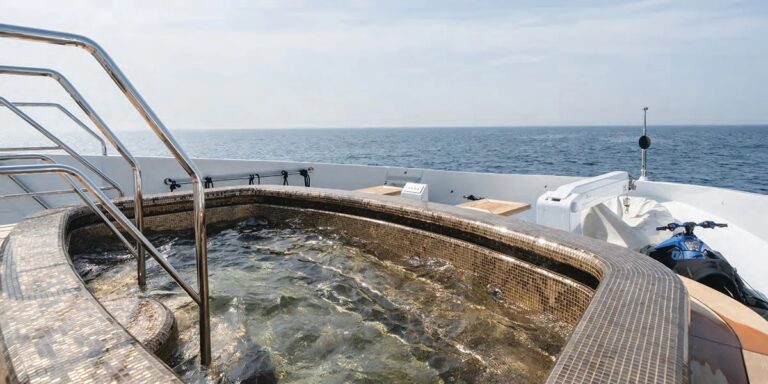 Deck Jacuzzi