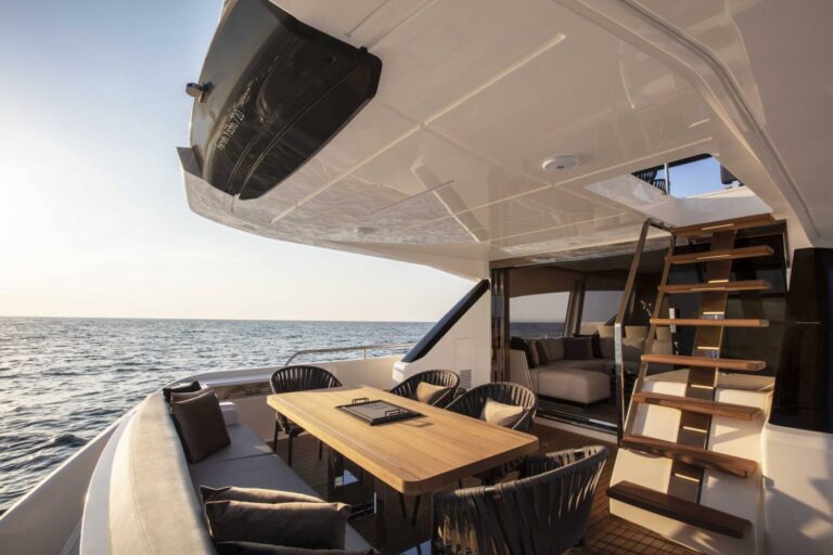 Main Deck Aft Dining