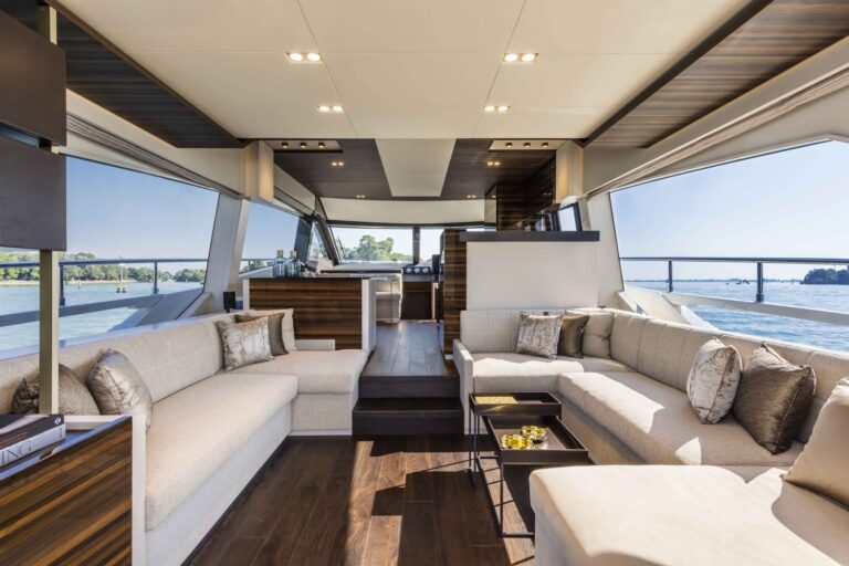 Main Salon (sistership)