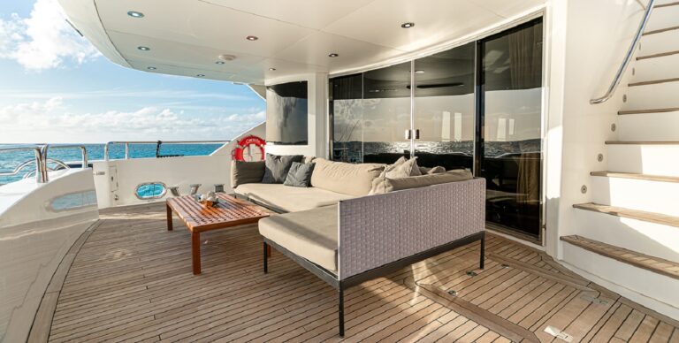 Aft deck dining