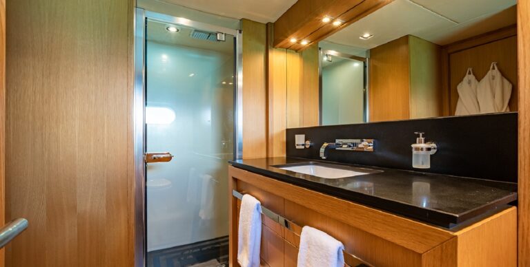 Guest ensuite bathroom