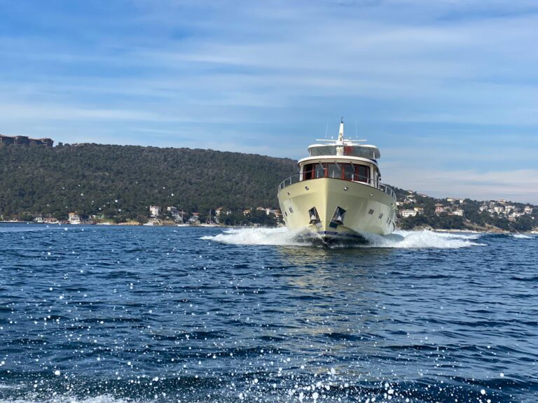Super yacht DILNISIN