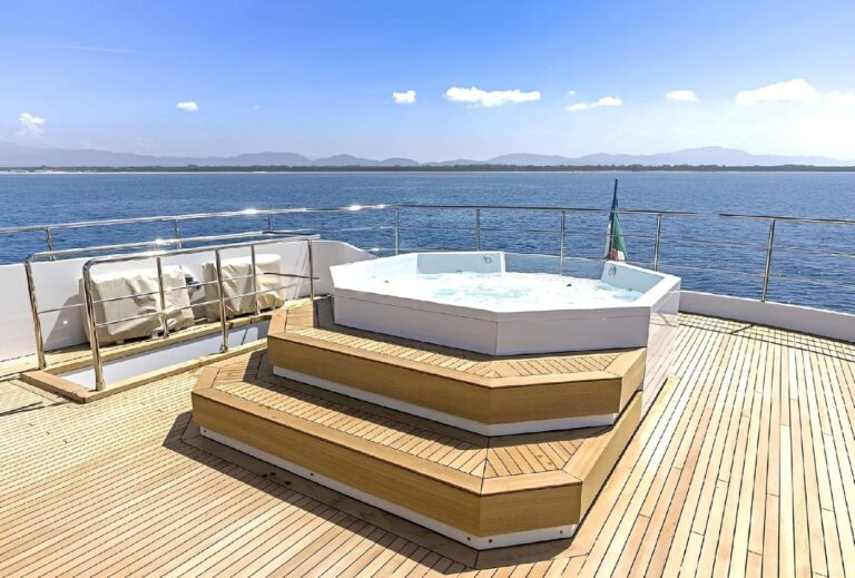 Exterior Sunbathing Area