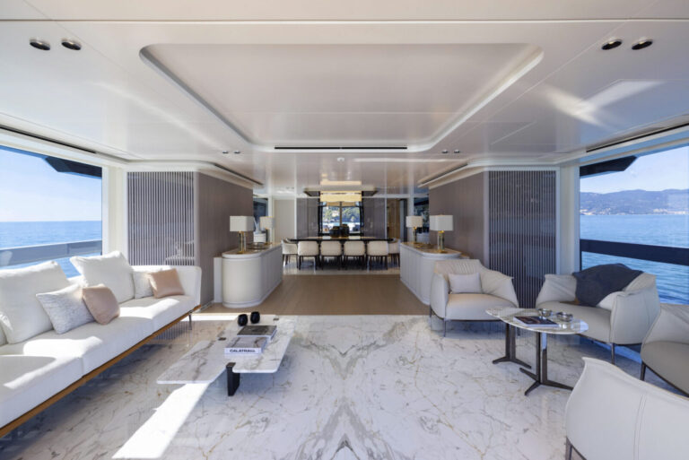 Main Salon (sistership)