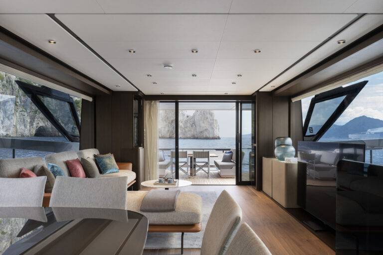 Main Salon (sistership)