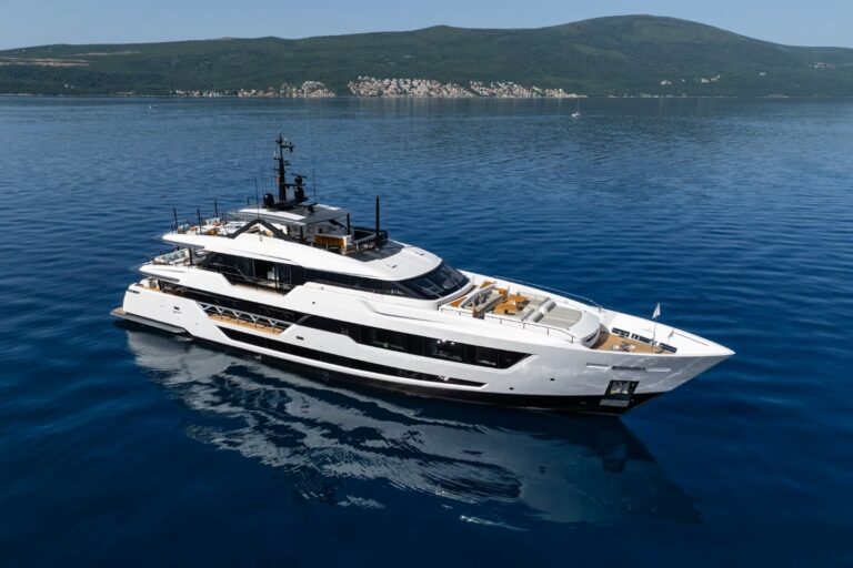 Superyacht FIFI