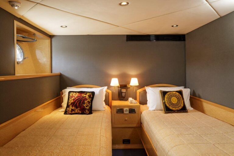 MY FLYING FISH - Twin guest cabin