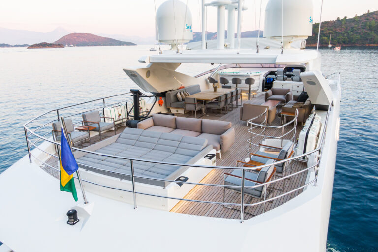 Flybridge With Jacuzzi