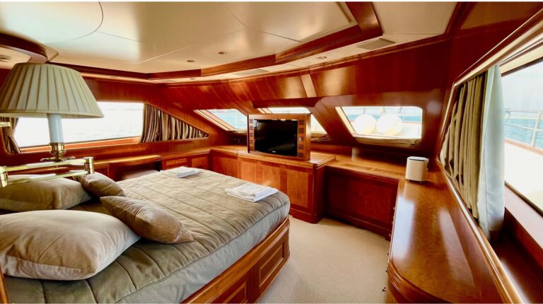 Main deck master suite
