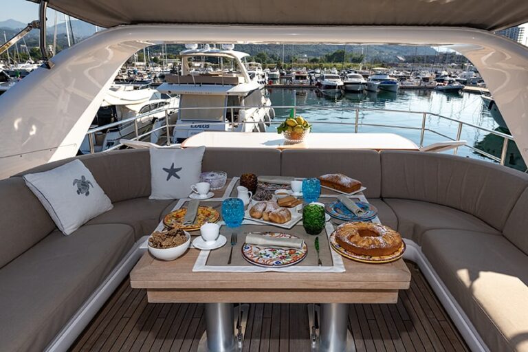 Flybridge dining