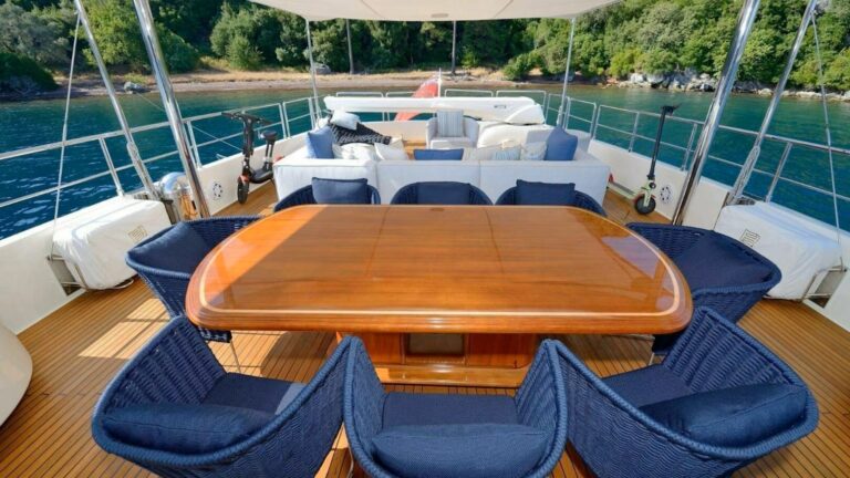 Upper Deck Dining