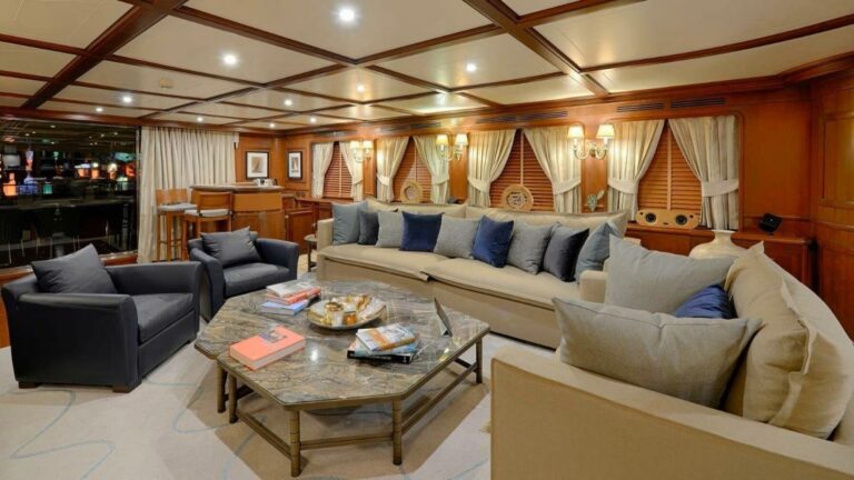 Main Salon Lounge