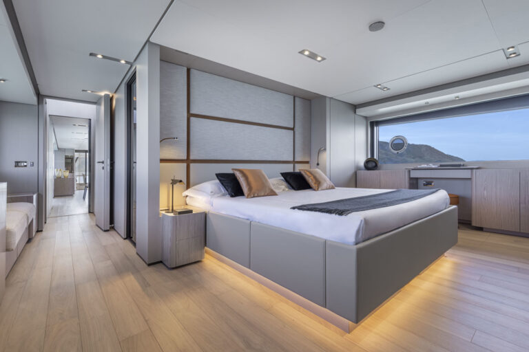 Main deck master suite