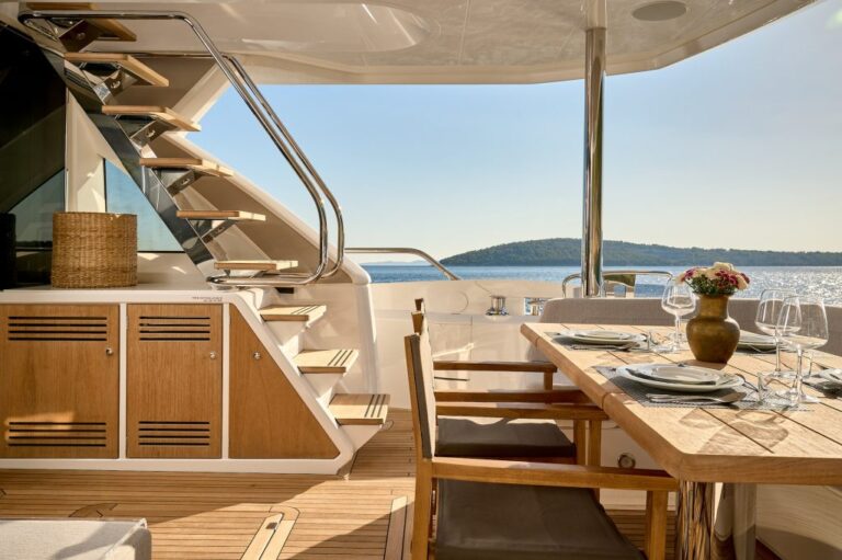 Main deck aft dining