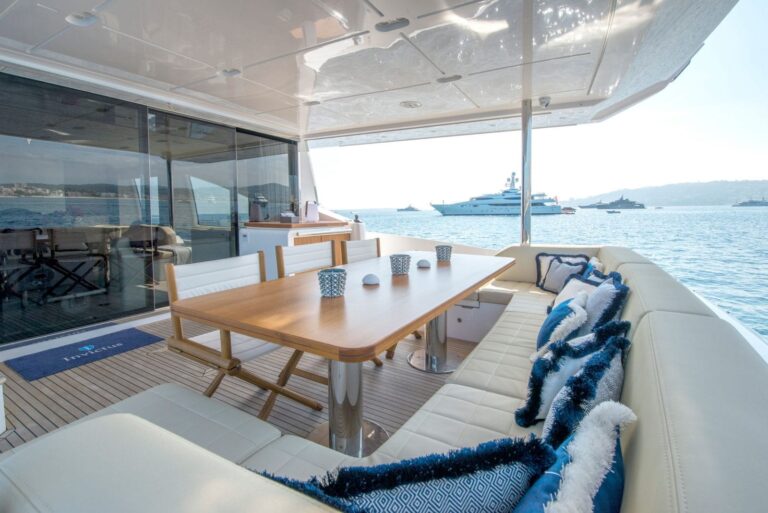 Aft Deck Seating And Dining