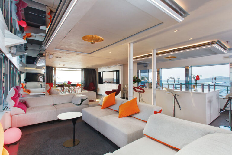 MY JOY ME - Salon view with bar