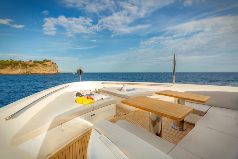 Spacious foredeck