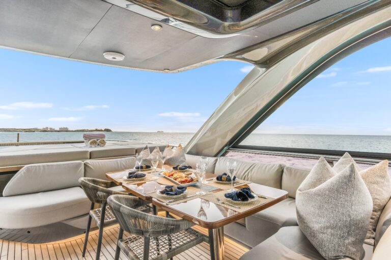 Flybridge dining