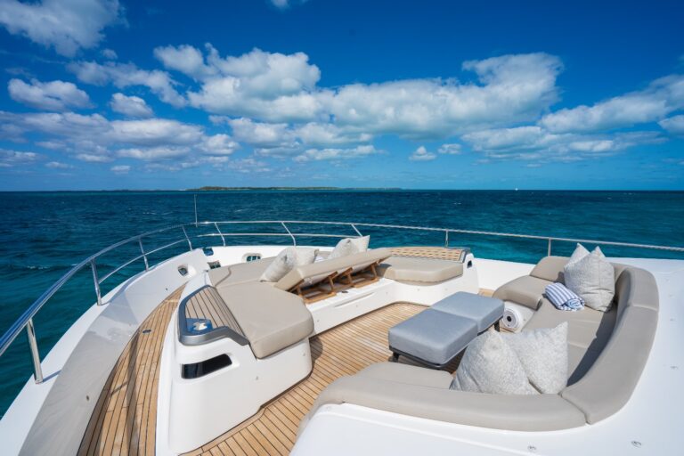 Foredeck lounge