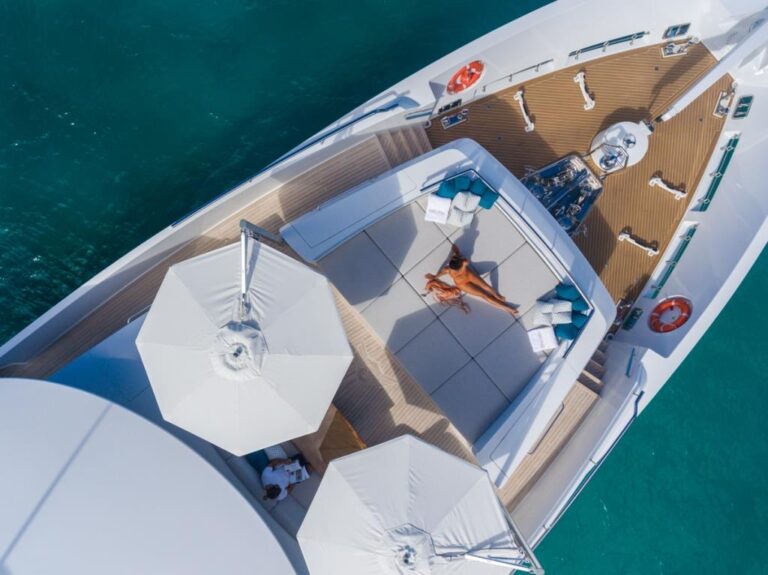 MY KING BABY - Foredeck seating